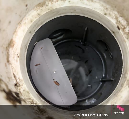 התקנת שסתום אל-חוזר ומחסום ריח בתוך צינור ניקוז